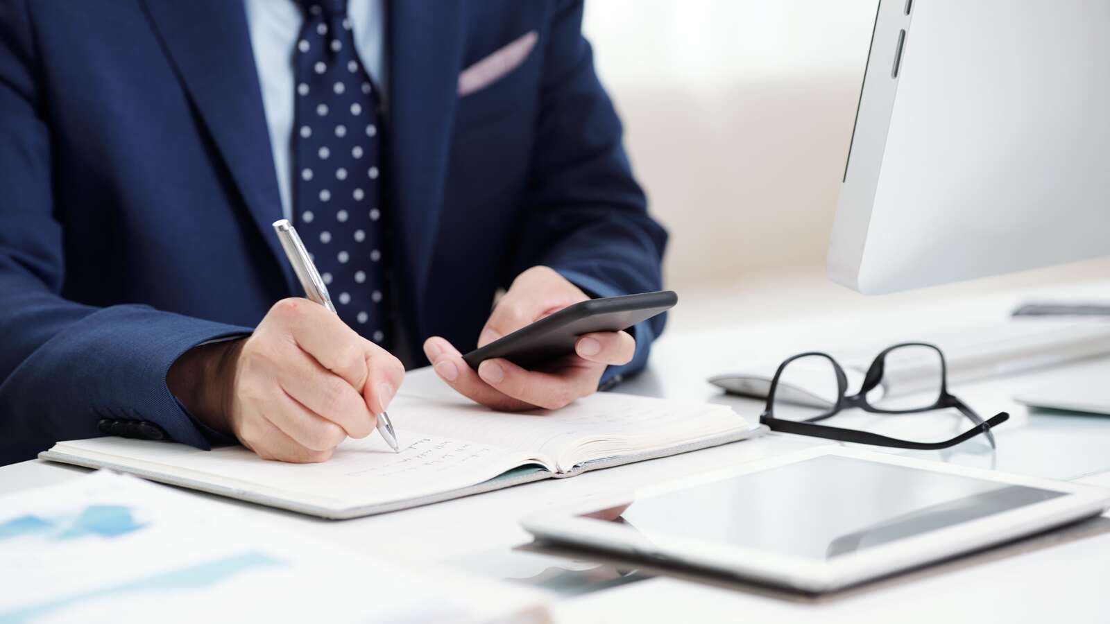 Cropped Business Man Making Notes From His Smartphone Calendar Organizer Min