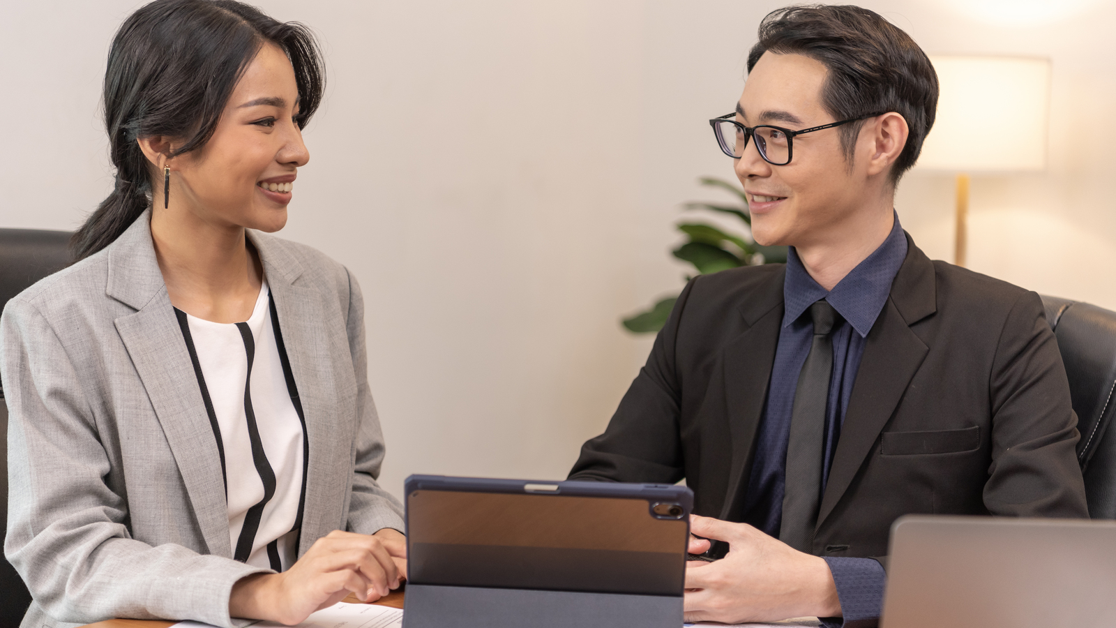 Businesspeople Talk Project Strategy Office Meeting Room Business Team Discuss Project Planning